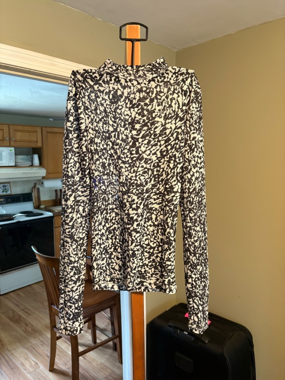 H&M Black and White Abstract Print Top
